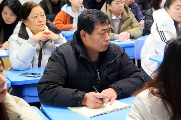 家长认真记录会议内容 (2) 家长认真记录会议内容 (2)